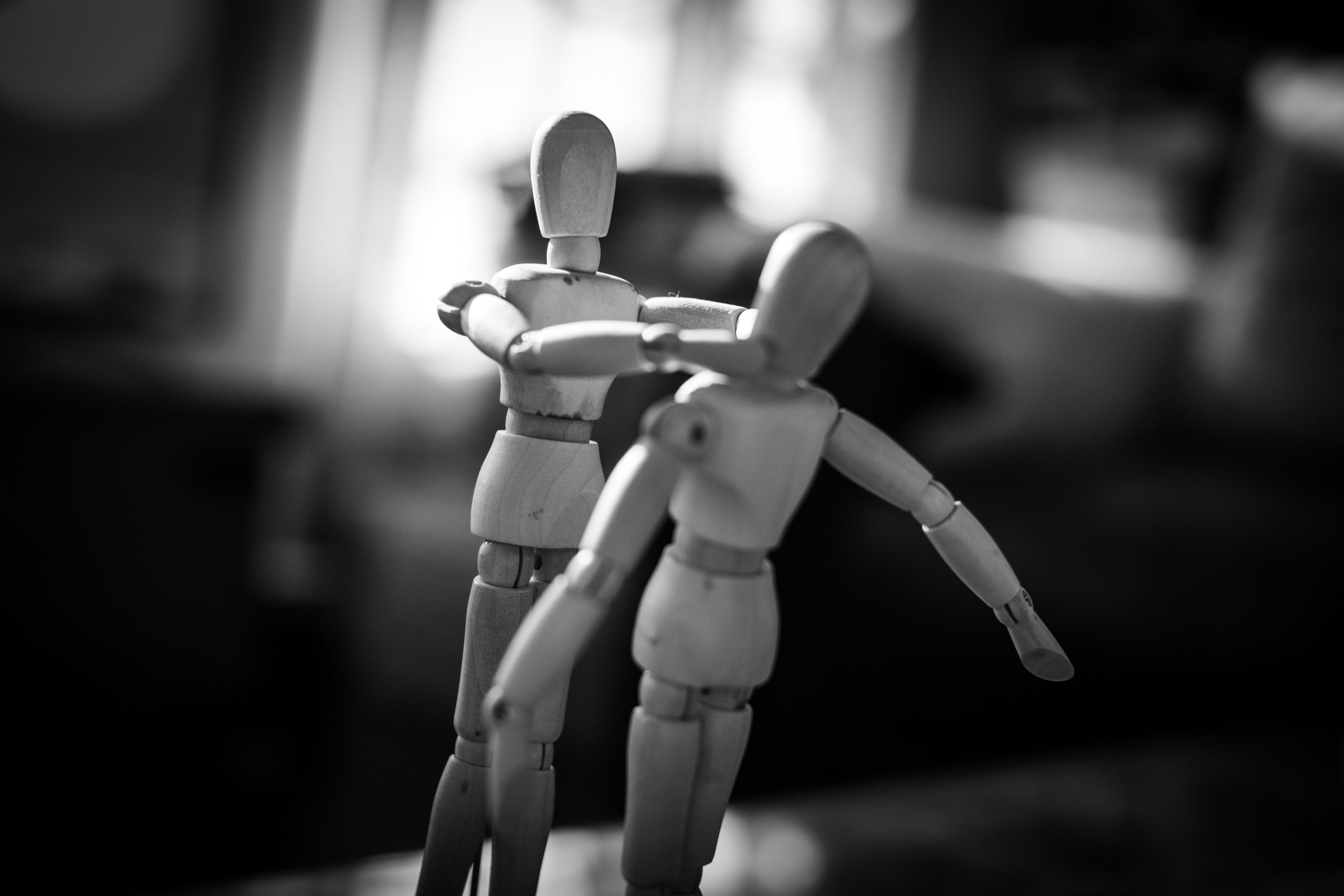 Violence conjugale, image noir & blanc de poupées qui se battent, Code Trauma